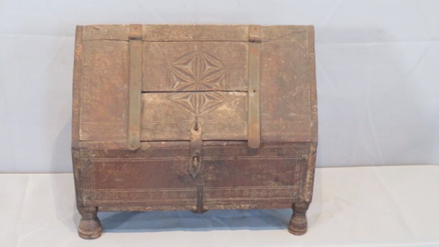 Late 18th-early 19th century wood tabletop footed cask: Late 18th-early 19th century wood tabletop footed cask, hand-wrought hasp and hinges, carving on all sides, original surface, 13"T x 15.25"L x 9.5"D