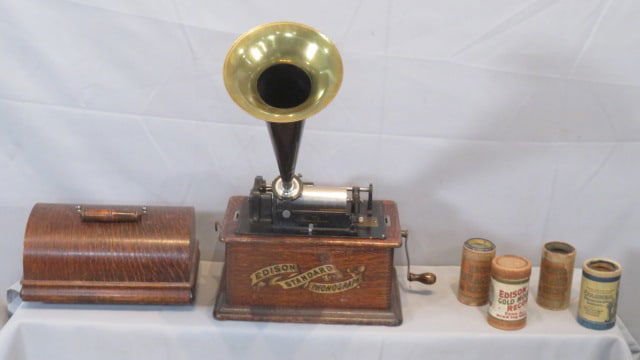 Edison Standard model cylinder phonograph with 4 records (1 of 7)