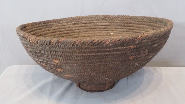 Large footed rye straw basket (1 of 8)