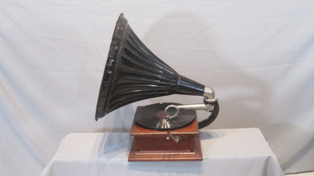 Columbia disk phonograph with tin horn (1 of 5)