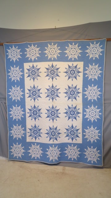 Ca 1939 Snowflake applique quilt signed and dated (1 of 8)