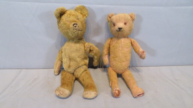 2 old teddy bears (1 of 9)