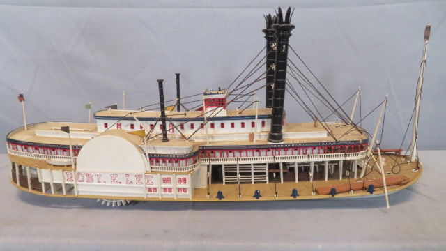 Model of the Robt E. Lee steamboat (1 of 4)