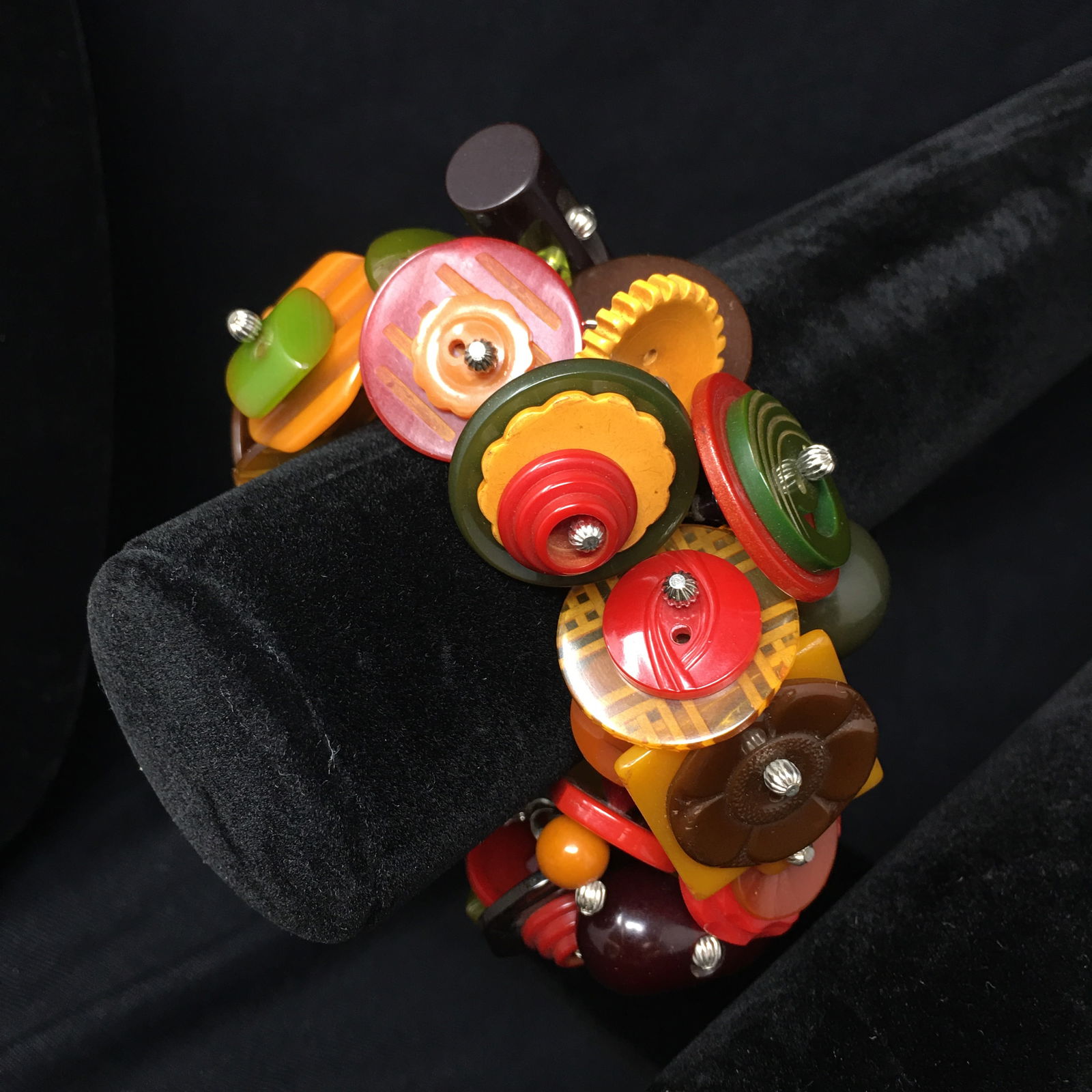 Bakelite Button Charm Bracelet (1 of 3)