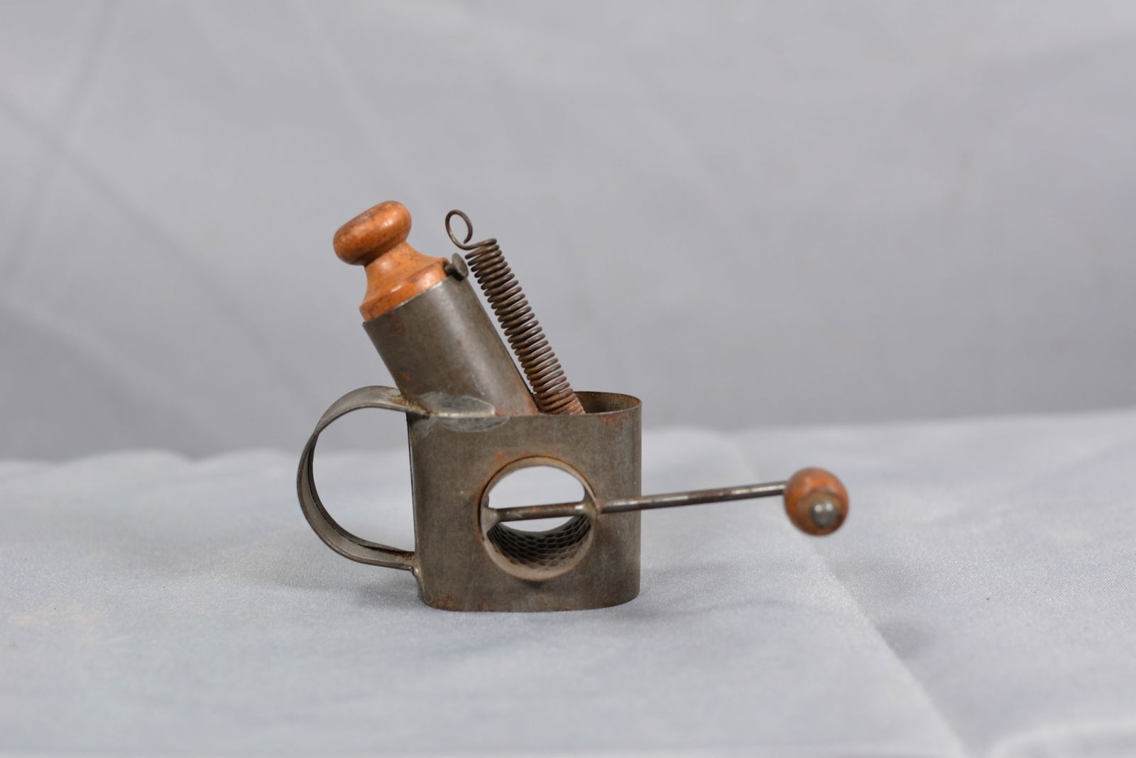 Mechanical Nutmeg Grinder (1 of 4)