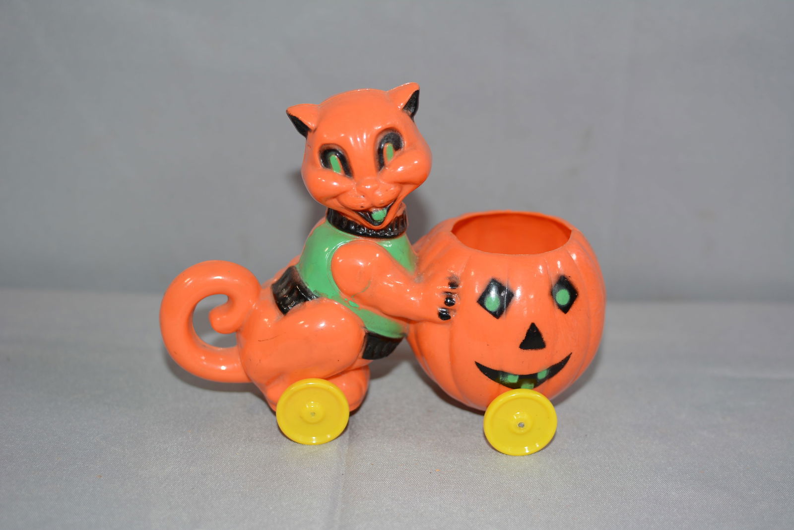 1950's Rosbro cat and Jack O Lantern on wheels candy container pull toy. 6"x4"x3": 1950's Rosbro cat and Jack O Lantern on wheels candy container pull toy. 6"x4"x3"