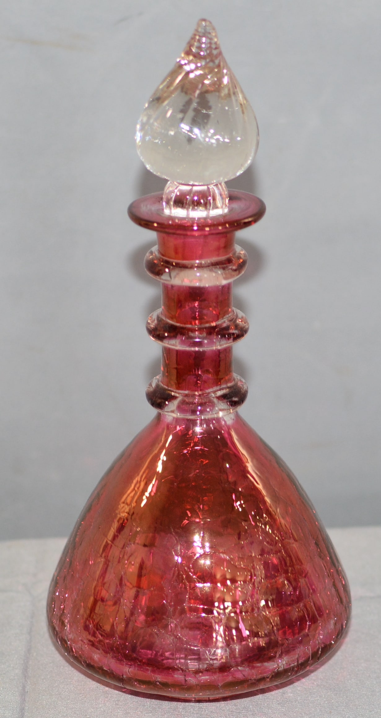 Vintage Art Glass decanter with clear glass stopper, cranberry crackle glass, 3 ring neck, onion: Vintage Art Glass decanter with clear glass stopper, cranberry crackle glass, 3 ring neck, onion shape, 5"x12"