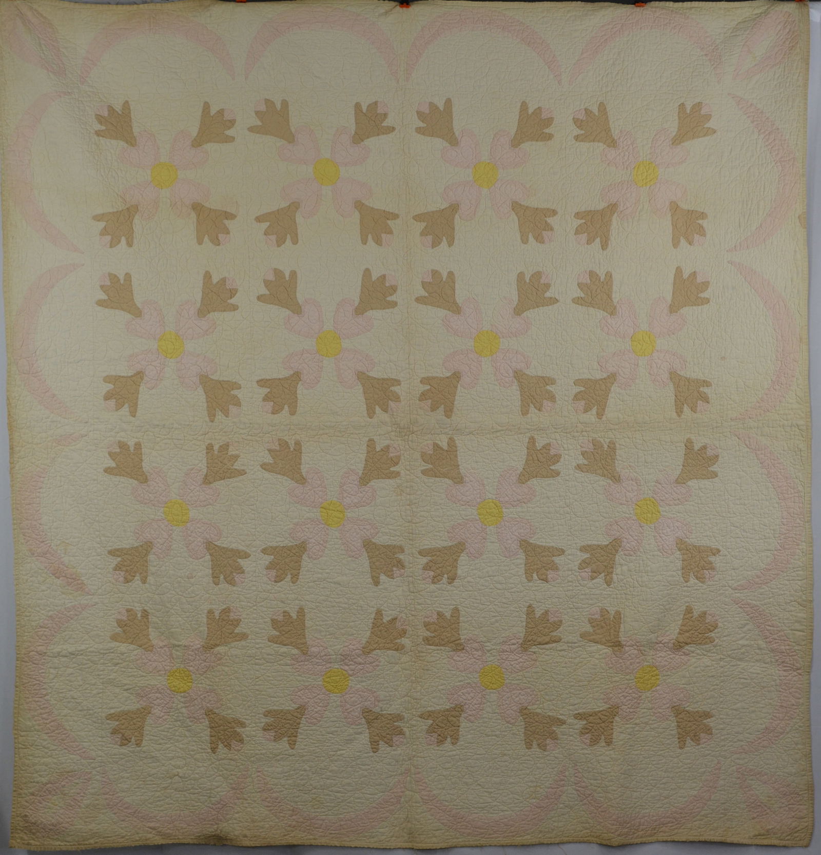 Fresh as a Daisey quilt early 1900s, heavily quilted. Border has some fraying. Quilt needs cleaned (1 of 5)