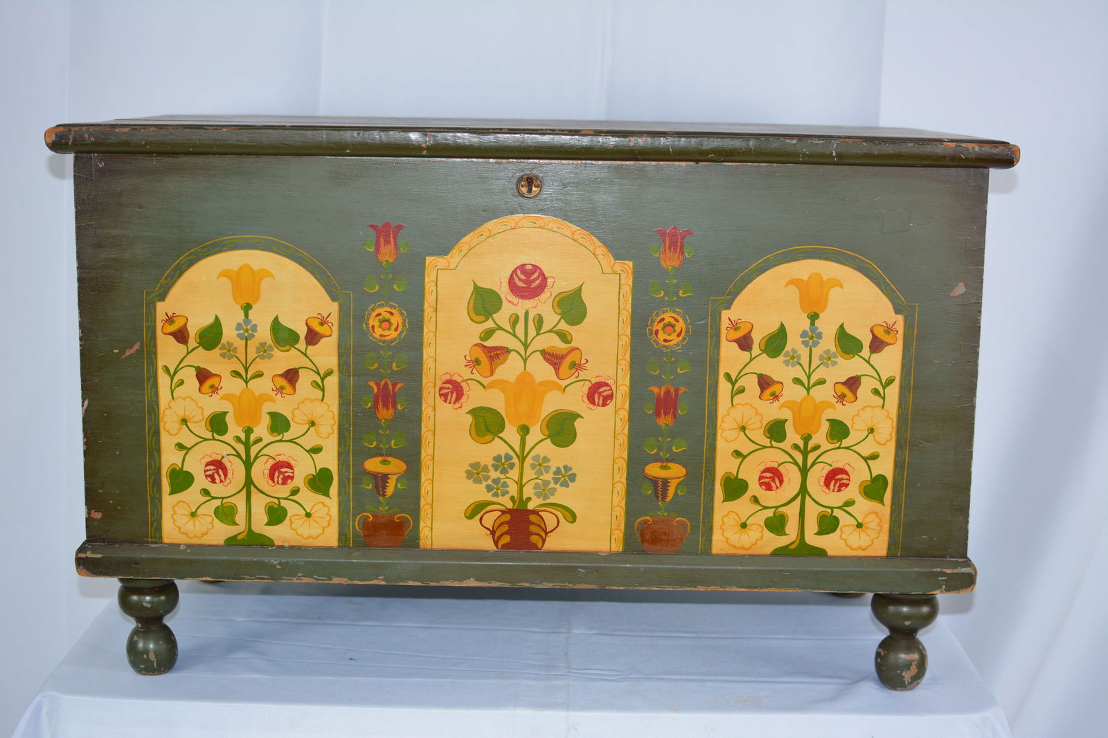 1950 dovetailed blanket box, Pennsylvania Dutch style paint decorated with 3 arch panels and floral (1 of 9)