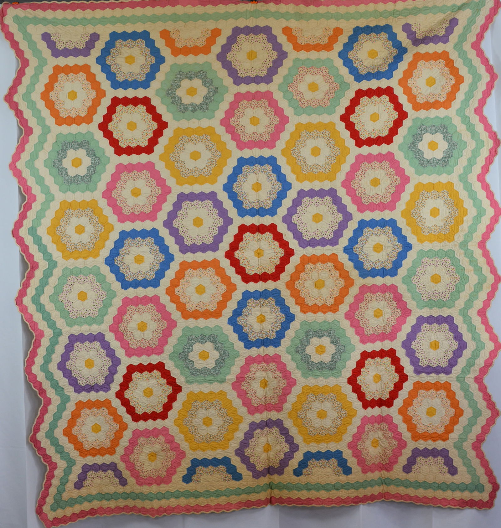 Early 1900s Grandma's Flower Garden Quilt scalloped edges w/ green & pink border. Needs cleaned.: Early 1900s Grandma's Flower Garden Quilt scalloped edges w/ green & pink border. Needs cleaned. 80"L x 77"W