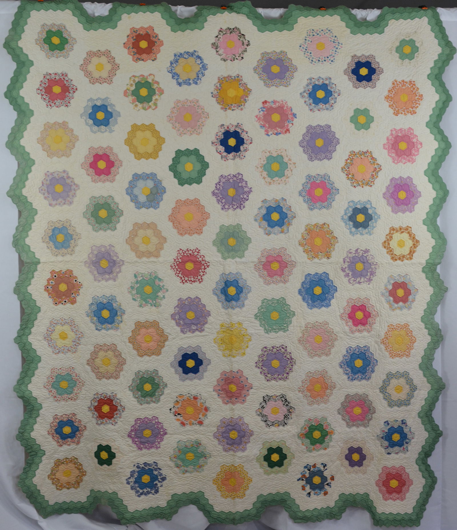 Early 1900s Grandma's Flower Garden Quilt full scalloped double green border 92"L x 78"W (1 of 5)