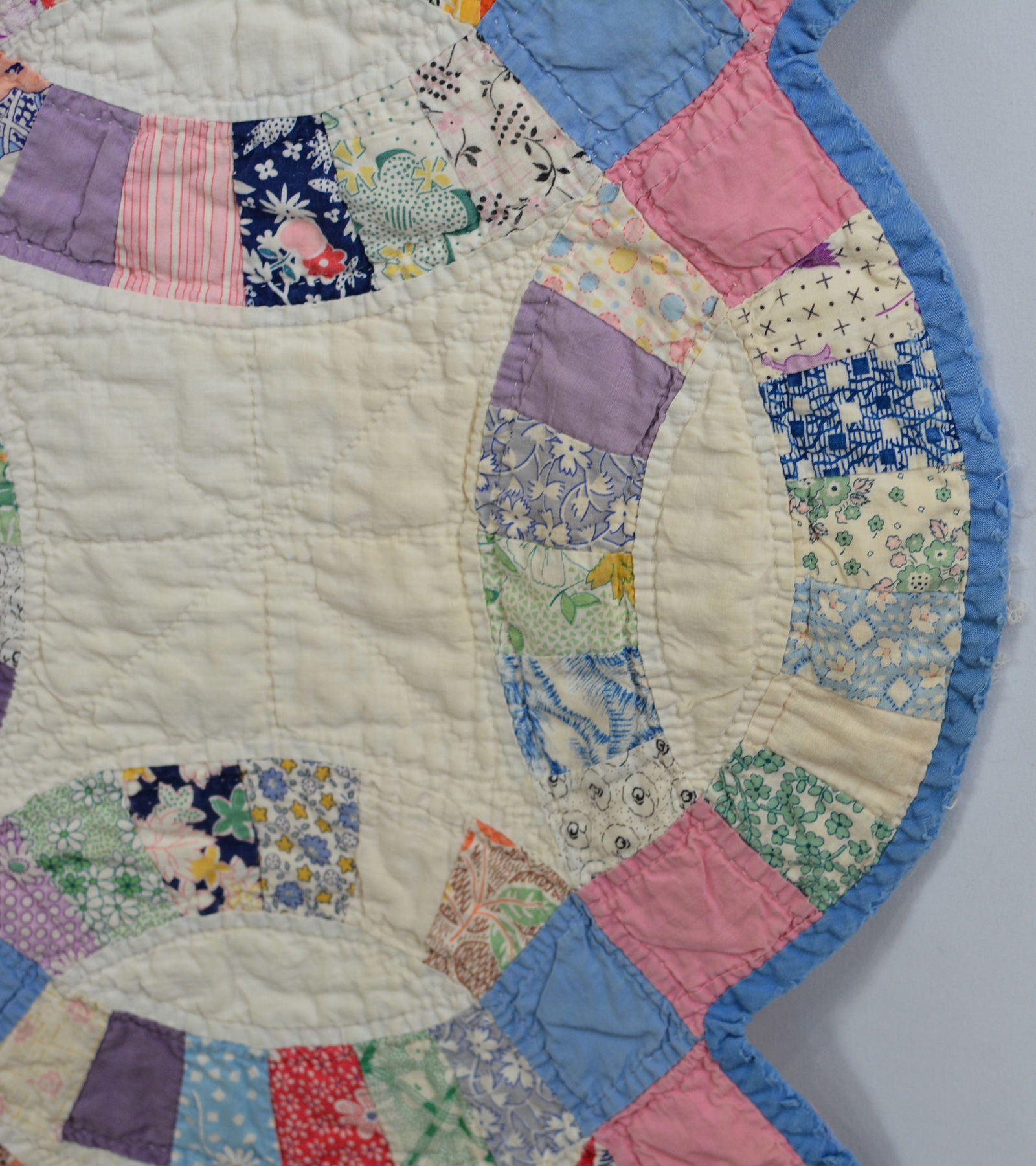 Double Wedding Ring Quilt w/ solid & calico patch. 78" L x 68"W - 3