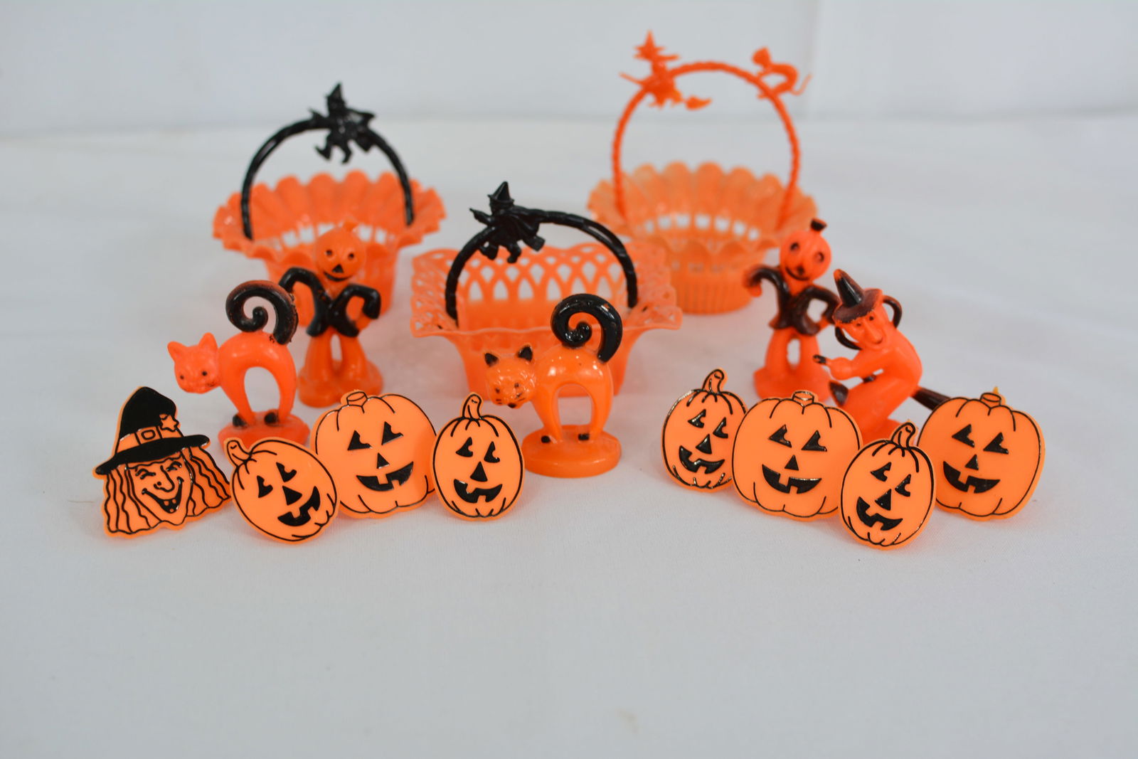 3 1950s Rosbro candy container baskets , 12 cupcake toppers. Baskets 2 1/2" x 2 1/2": 3 1950s Rosbro candy container baskets , 12 cupcake toppers. Baskets 2 1/2" x 2 1/2"