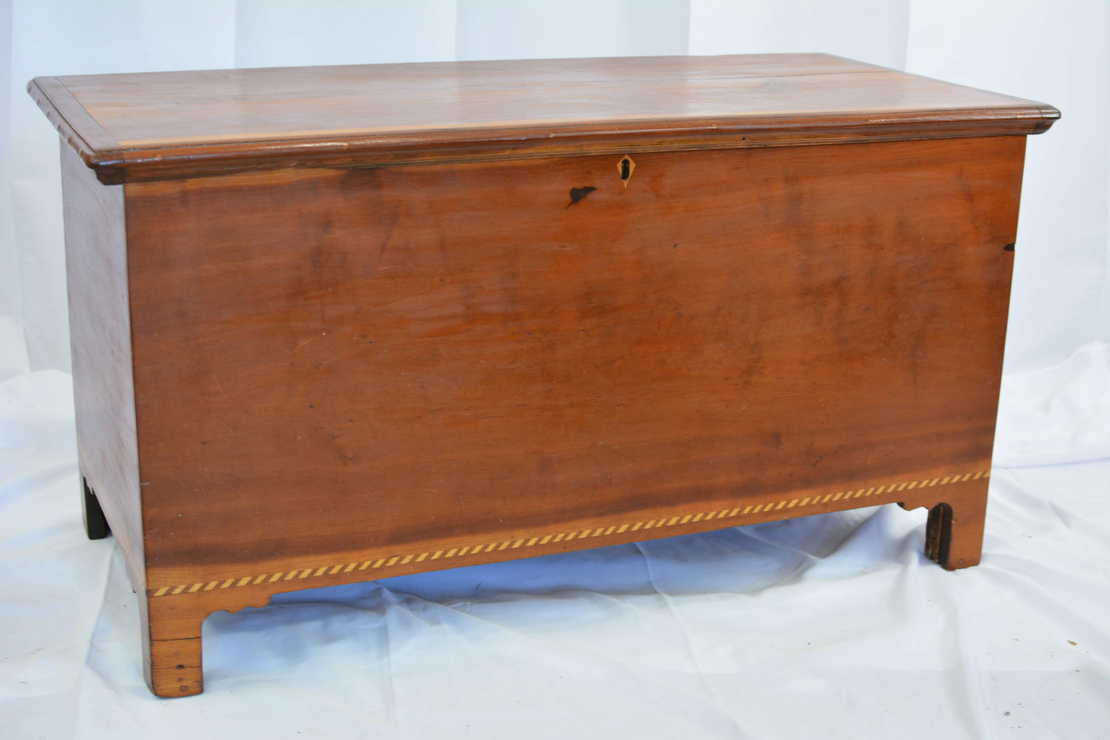 Sheridan blanket box in yellow pine, dovetailed case, wood pegged picture frame lid. 44"W x 22"T x: Sheridan blanket box in yellow pine, dovetailed case, wood pegged picture frame lid. 44"W x 22"T x 19"D