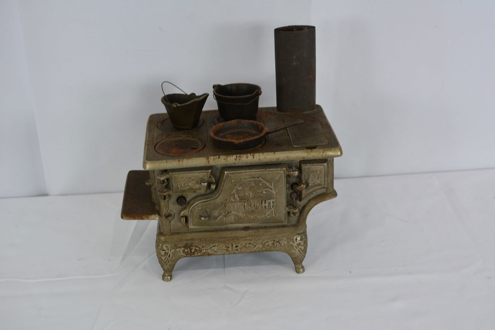 1900s Perfection cast iron stove w/pots & pans. 7"W x 7"T (1 of 4)