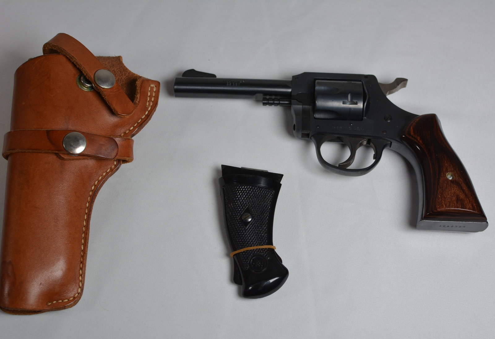 H&R Model 732 .32 Revolver (1 of 4)