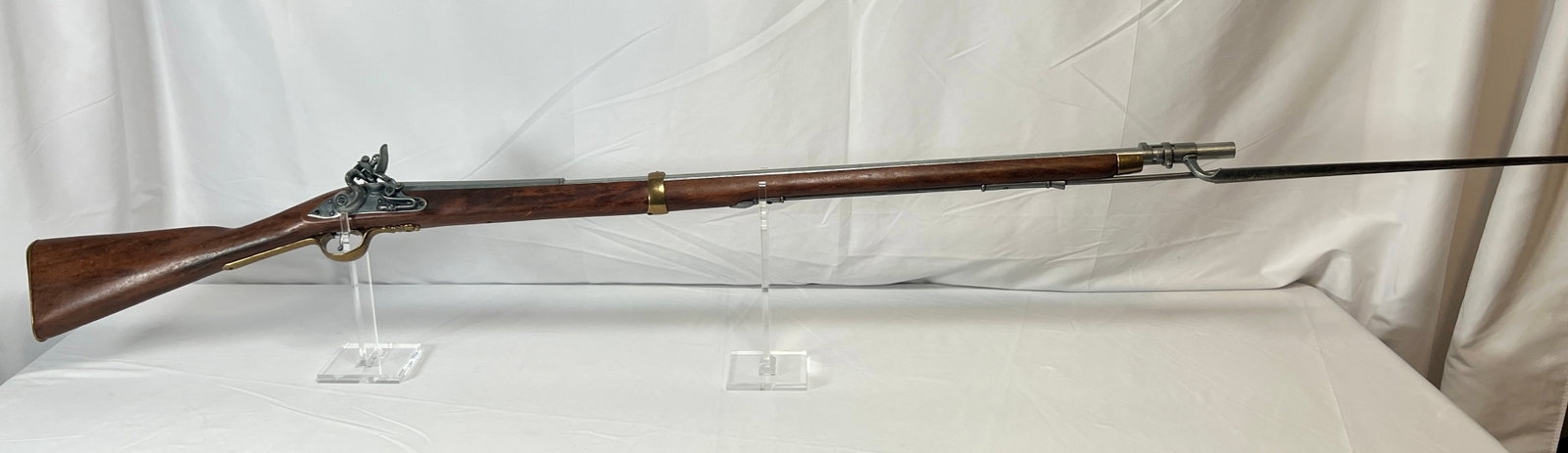 Replica British Brown Bess Flintlock Musket with Bayonet (1 of 5)