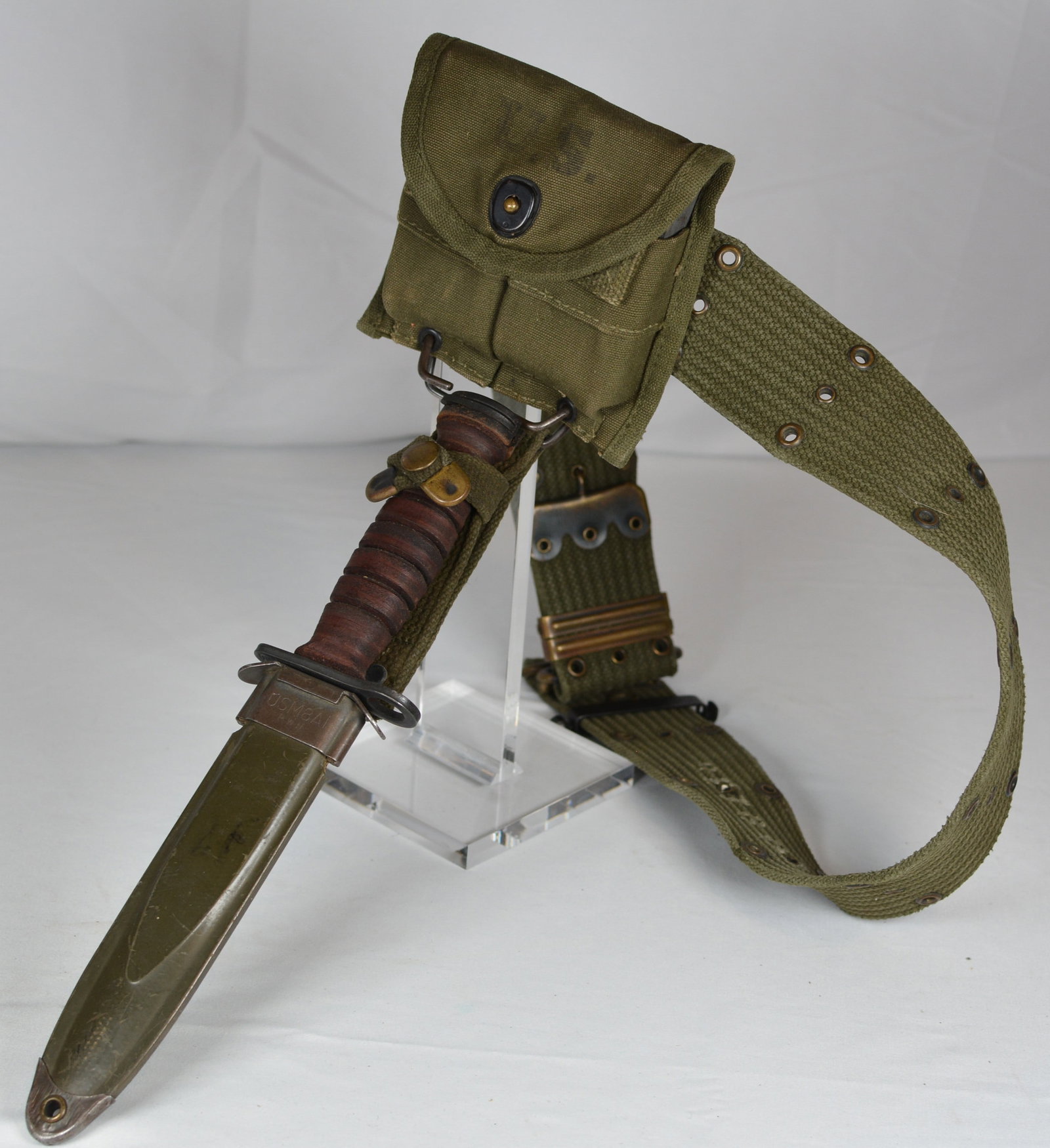 U.S. M8A1 Bayonet & Scabbard with M1910 Belt Hanger and Two M1 Rifle Magazines: Original U.S. military bayonet featuring a stacked leather ring handle, steel crossguard, and parkerized blade. Included is a U.S. M8A1 scabbard clearly marked "USM8A1 / PWH," fitted with an M1910-sty