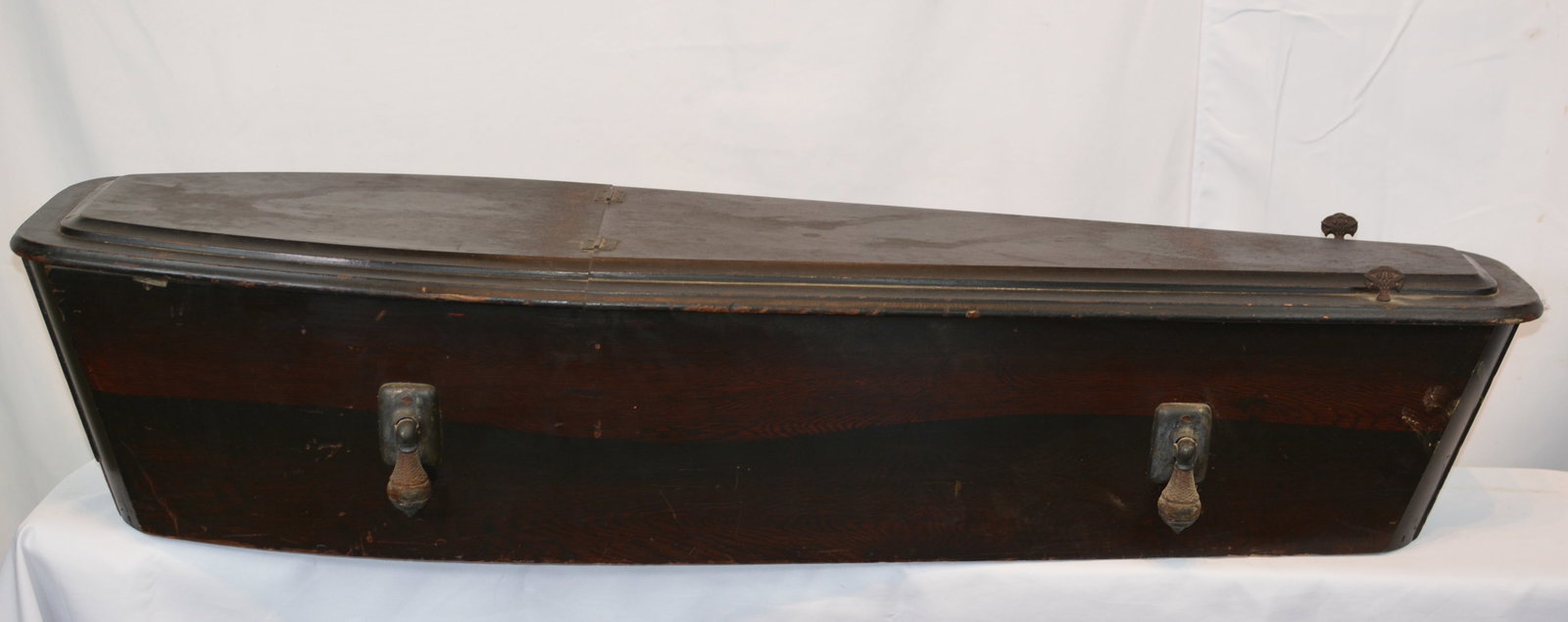 Late 19th Century Pine Child’s Coffin: A rare late 19th-century child’s coffin constructed of pine with a traditional tapered form, original decorative drop handles mounted to the sides. has original lining and pillow, included is an 2