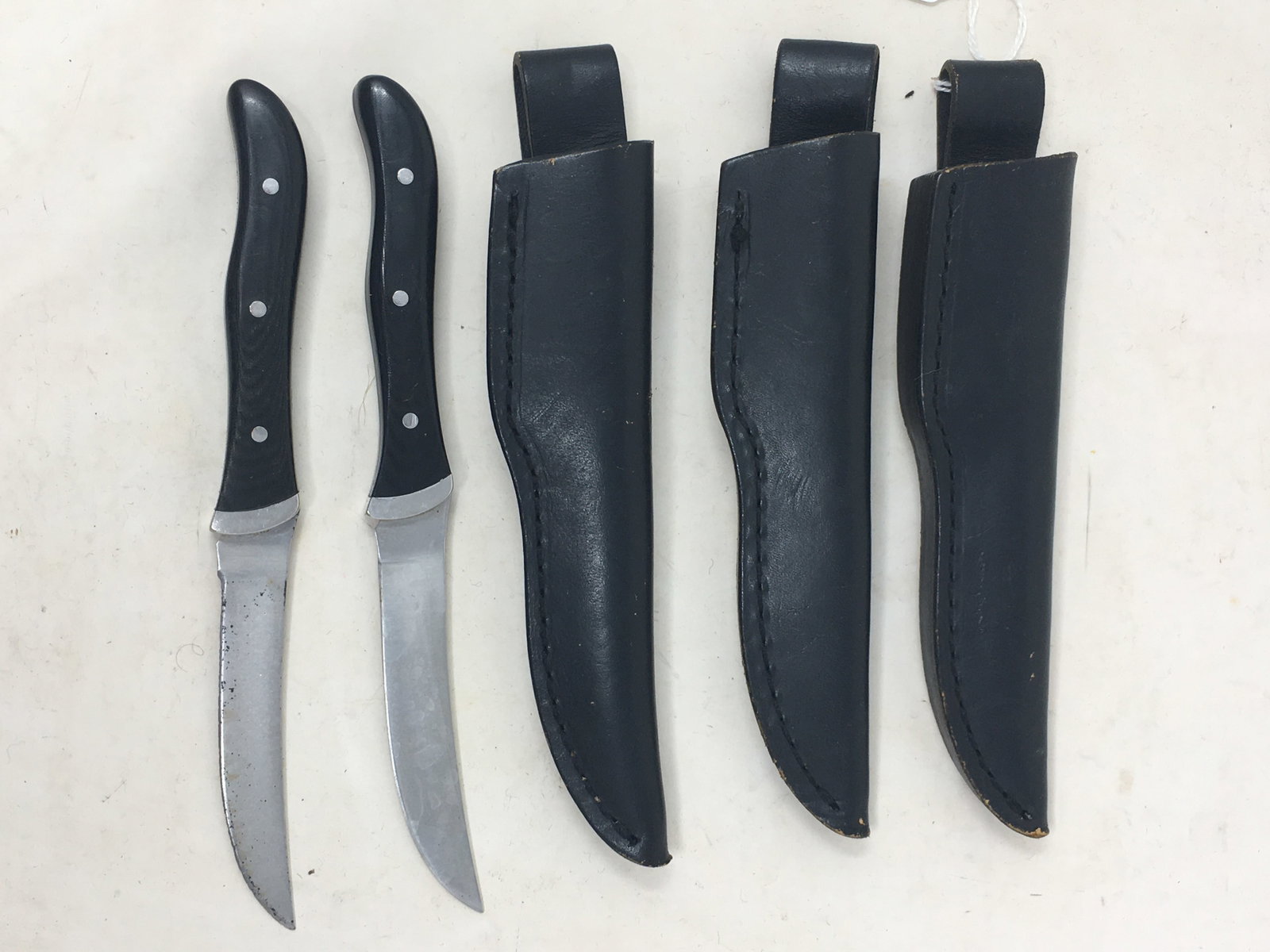 (2) Buck 107 Scout Hunting Knife: (2) Buck 107 Scout Hunting Knives, with (3) sheaths, 7.5" knife, 8" length in sheath.