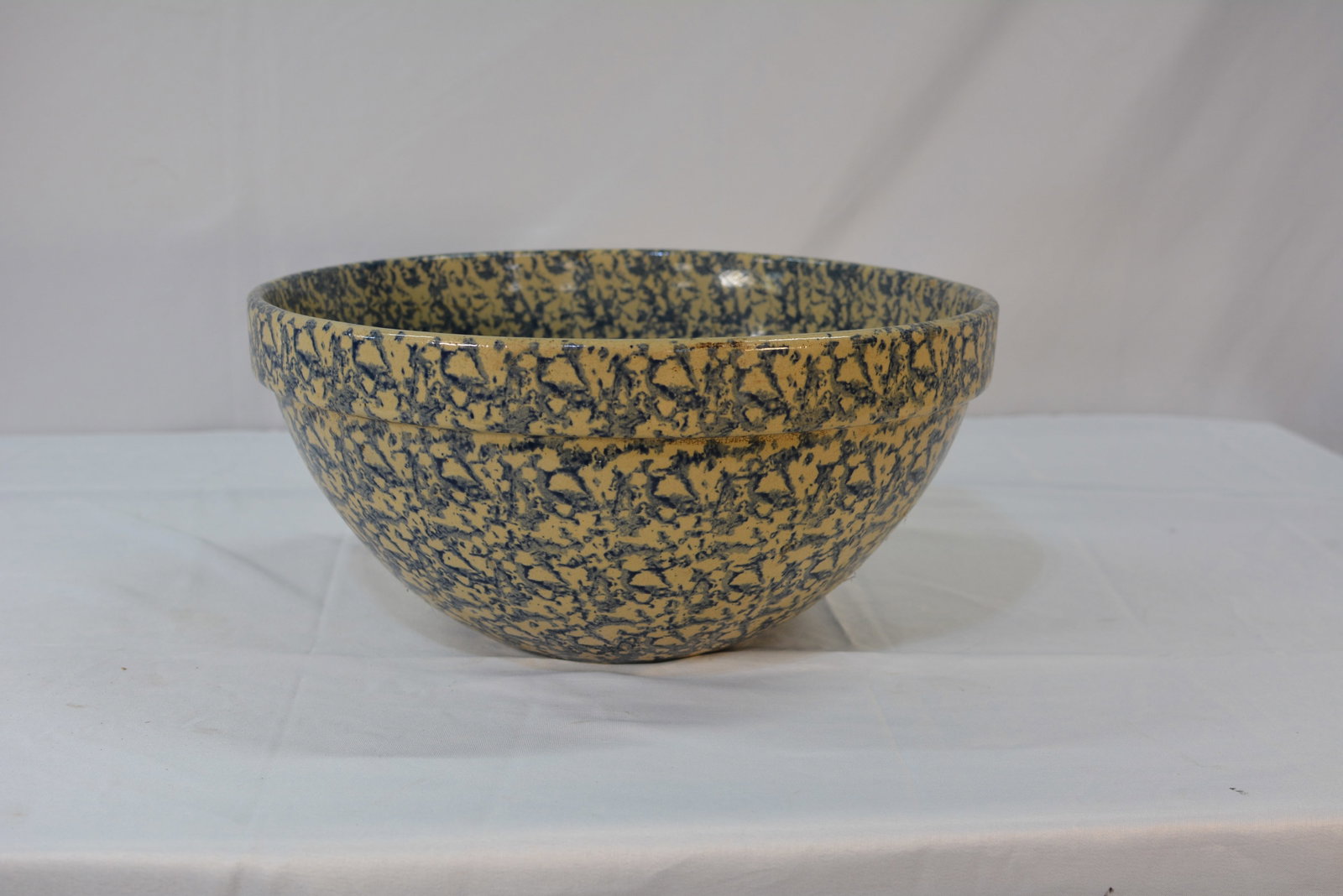 Roseville Pottery Sponge-Ware Mixing Bowl (1 of 3)