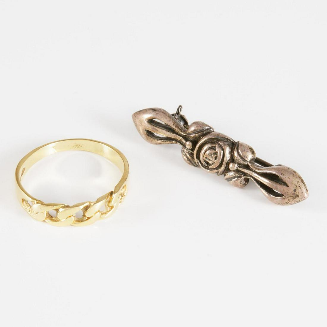18k Yellow Gold Ring And A Sterling Silver Bar Pin,: 18K YELLOW GOLD RING AND A STERLING SILVER BAR PINring has a curb link designlength 1.5 in — 3.8 cm, size 8, weight of ring 2.8g.Estimate: $100—150