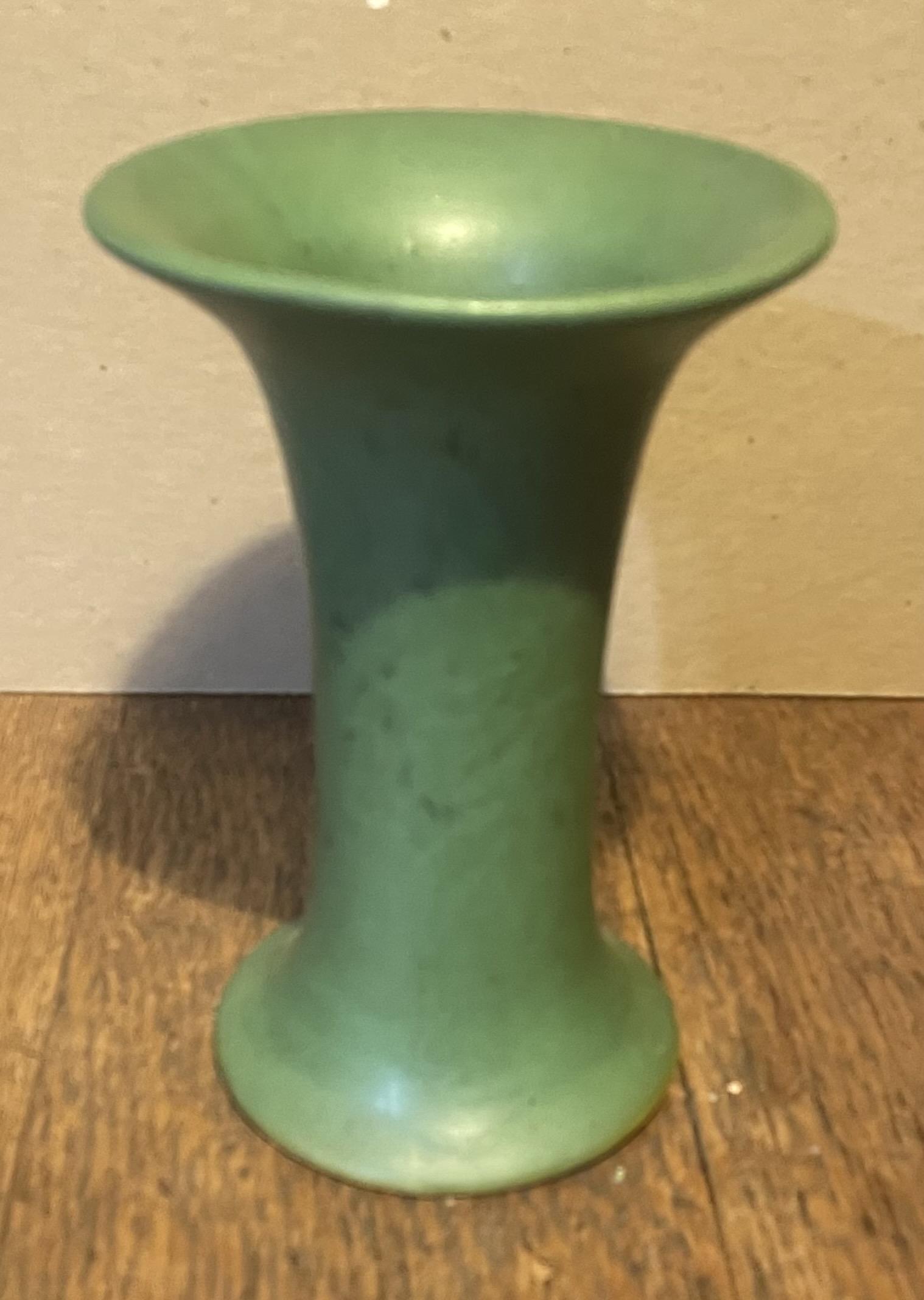 Roseville carnealian corsetted vase (1 of 2)