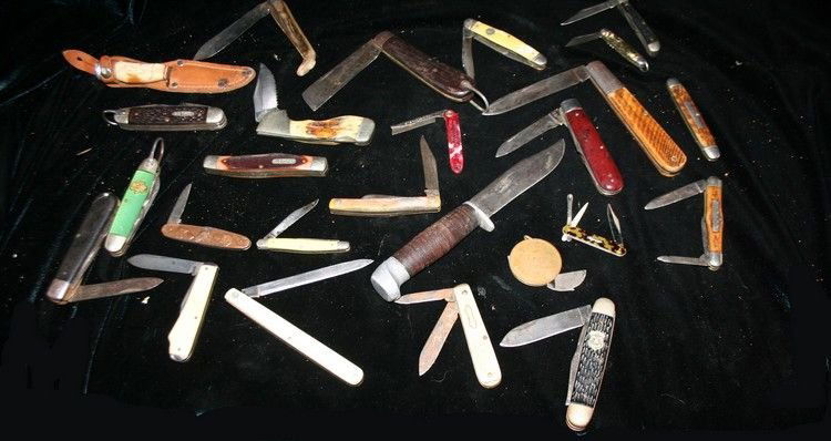 Knife Collection: 25 vintage folding knives. Sold as a set