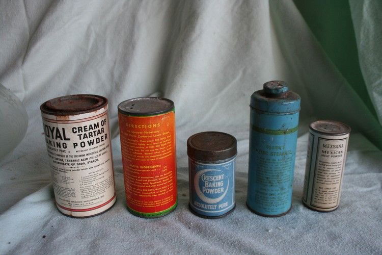 Assorted Canisters: 5 decorative vintage kitchen and bath canisters. Assorted sizes.