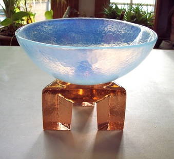 DALE CHIHULY MIDCENTURY MASTERPIECE ART GLASS SCULPTURE: DALE CHIHULY MIDCENTURY MASTERPIECE ART GLASS SCULPTURE - A STUNNINGLY SUCCESSFUL COMBINATION OF FORM AND COLOR. -- TURLY BEAUTIFUL --THE BASE IS A 3 FOOTED TRIANGLE IN AMBER GLASS AND THE BOWL IS AN