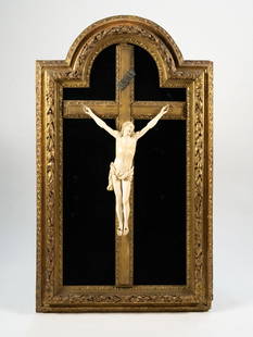 Sculpture: Sculpture depicting Christ crucified, preserved within a gilded and carved wooden frame.With frame: (h) 122 x 72 x7cm. YOU CAN REQUEST FURTHER PHOTOS AND INFORMATION VIA EMAIL. ALL TRANSPORT PRICES