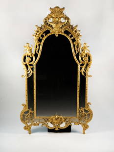 Important mirror: Roman mirror with upper arched frame in gilded wood, enriched with flowers, on the sides two cherubs embellish it. YOU CAN REQUEST FURTHER PHOTOS AND INFORMATION VIA EMAIL. - Contact us to know the