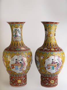 Pair of vases: Large pair of Japanese porcelain vases, 20th century. YOU CAN REQUEST FURTHER PHOTOS AND INFORMATION VIA EMAIL. Contact us to know the shipping cost at info@unicartauctions.com - Grande coppia di