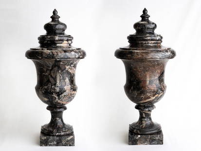 Pair of vases in african marble: Pair of vases in rare African marble. YOU CAN REQUEST FURTHER PHOTOS AND INFORMATION VIA EMAIL. ALL TRANSPORT PRICES ARE APPROXIMATELY. - TUTTI I PREZZI DI TRASPORTO SONO UNA STIMA. - Coppia di