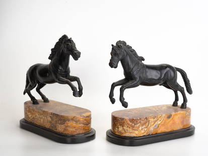 Pair of horses in bronze: Pair of horses in bronze with marble base. 22x20x10cm. YOU CAN REQUEST FURTHER PHOTOS AND INFORMATION VIA EMAIL. ALL TRANSPORT PRICES ARE APPROXIMATELY. - TUTTI I PREZZI DI TRASPORTO SONO UNA