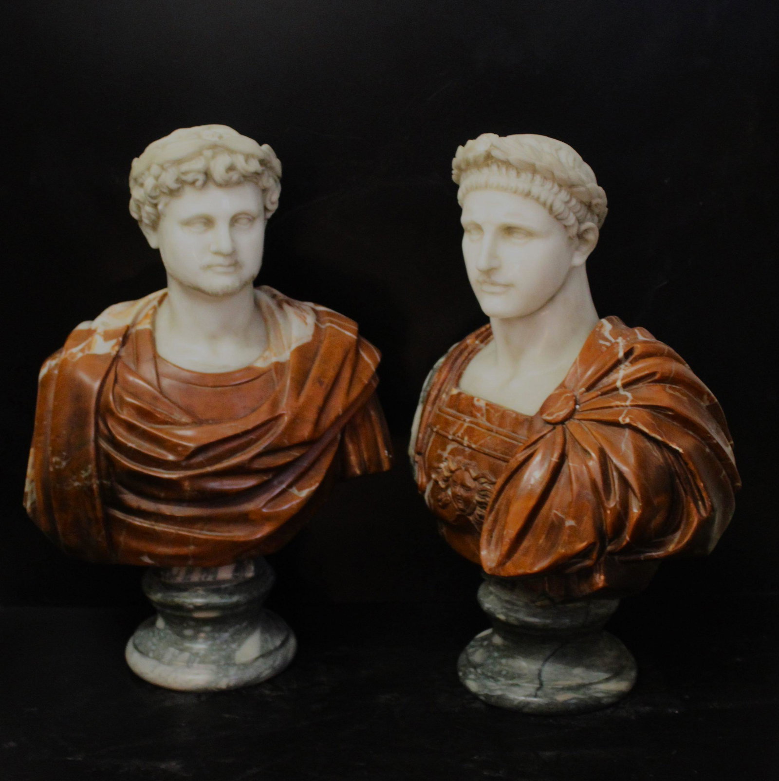 Pair of busts of emperors: Pair of busts of emperors in various precious marbles, 60 cm high, black marble base, ADDITIONAL PHOTOS AND INFORMATION CAN BE REQUESTED BY EMAIL. Indicative shipping costs in Italy: 120€ and Eur