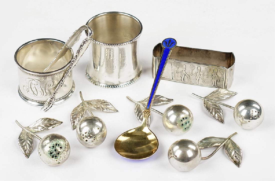 A Set of Five Salt Shakers. (1 of 1)