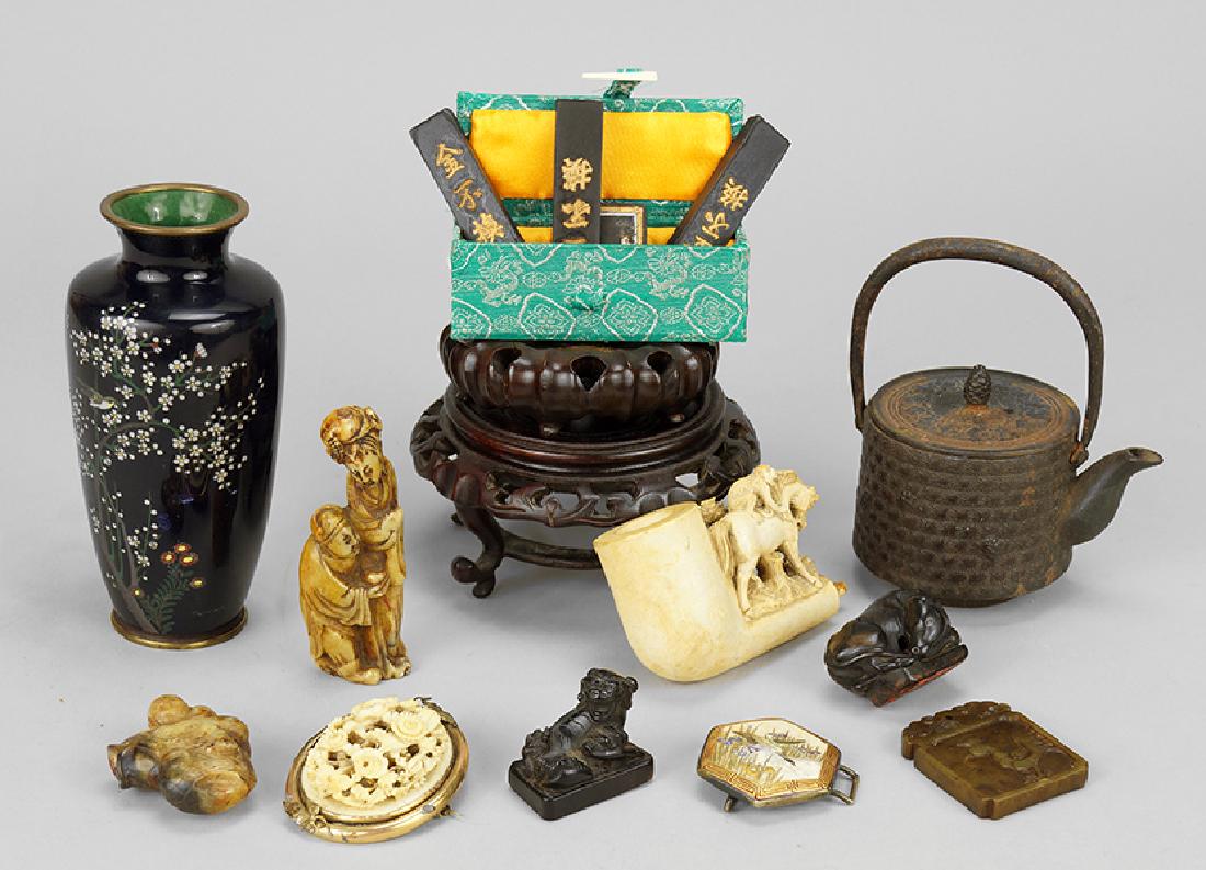 A Collection of Asian Decorative Items. (1 of 1)