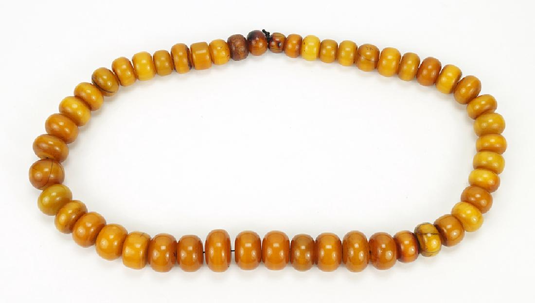 A Graduated Amber Bead Necklace. (1 of 1)