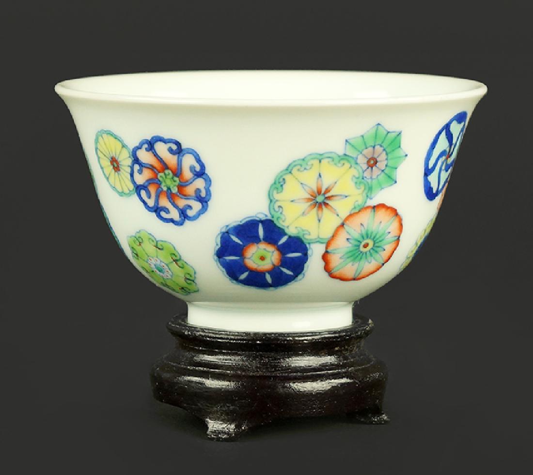 A Chinese Wucai Glazed Porcelain Cup. (1 of 5)