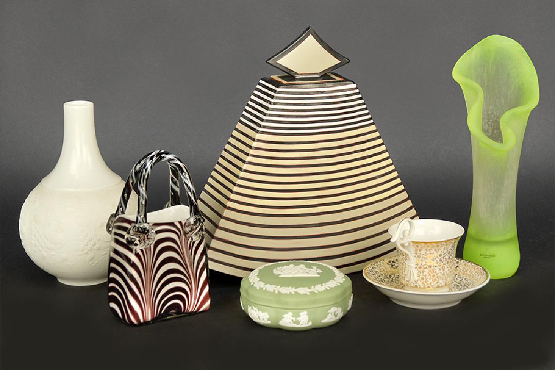 A Collection of Decorative Items. (1 of 1)