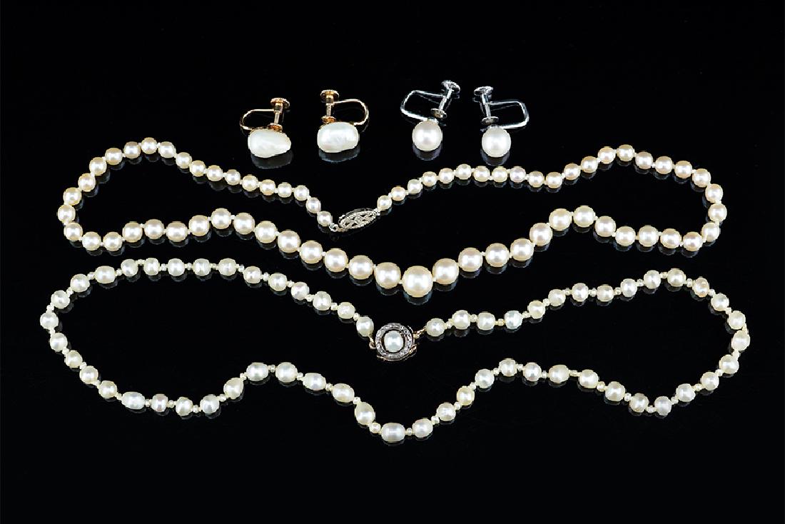 A Freshwater Pearl Necklace. (1 of 1)