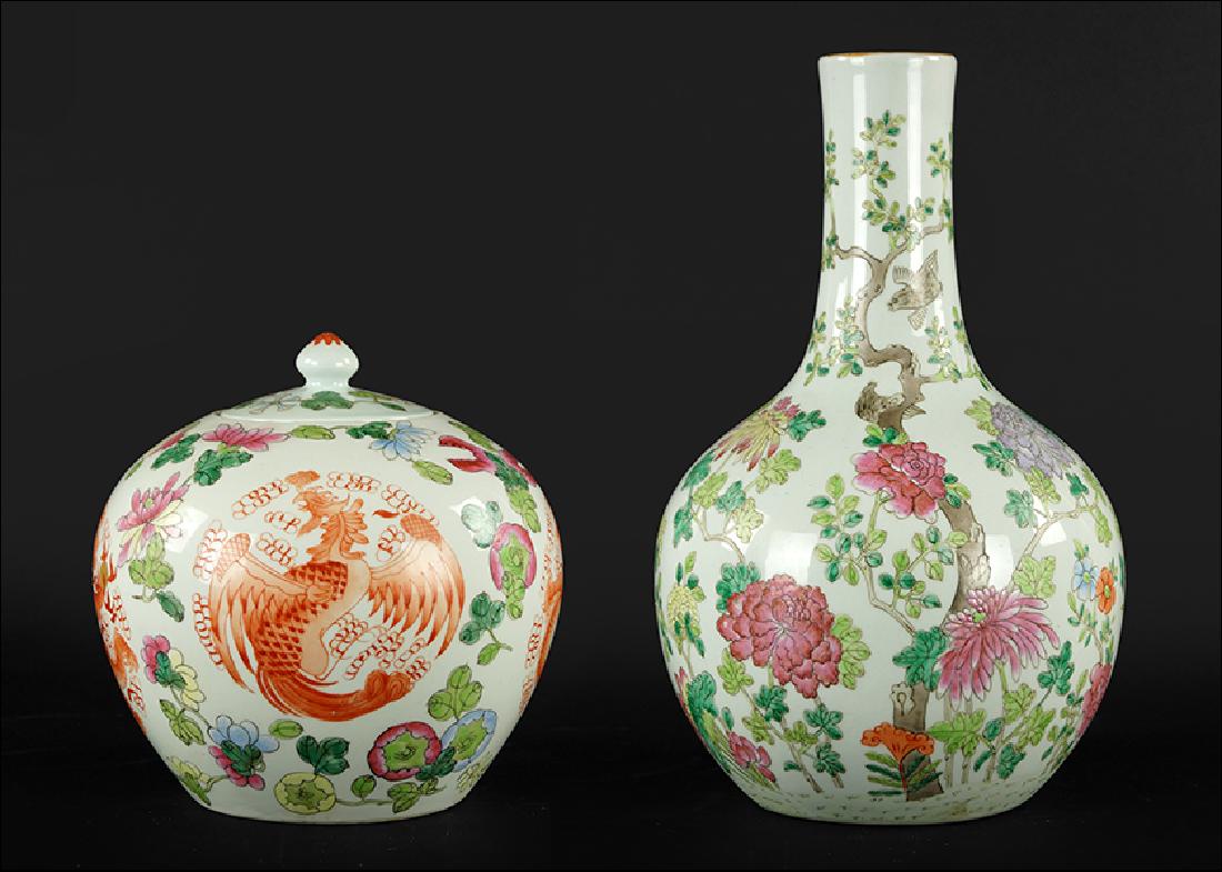 A Chinese Export Bottle Vase. (1 of 1)