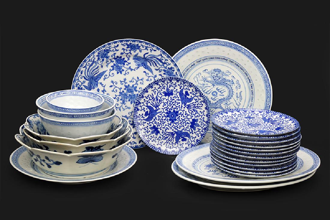A Set Of Three Blue And White Chinese Porcelain Bowls. (1 of 1)