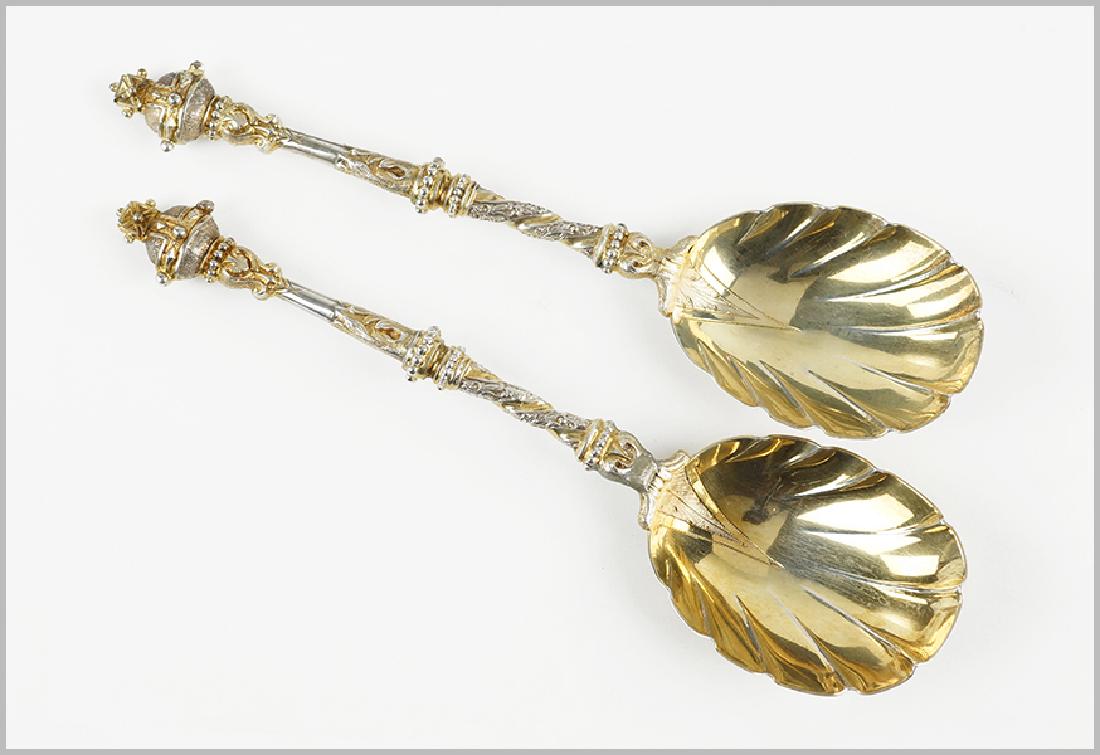 A Pair of Victorian Silver Berry Spoons. (1 of 15)