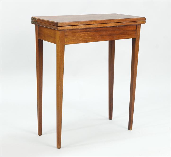A Hepplewhite Birch Console Table.: A Hepplewhite Birch Console Table. Flip top rectangular table with gateleg support Closed: 29" x 25.5" x 12" Open: 29"x 25.5" x 24"