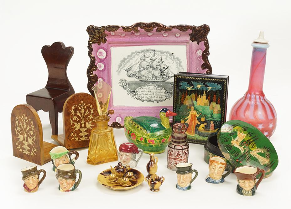 A Collection of Decorative Items. (1 of 1)