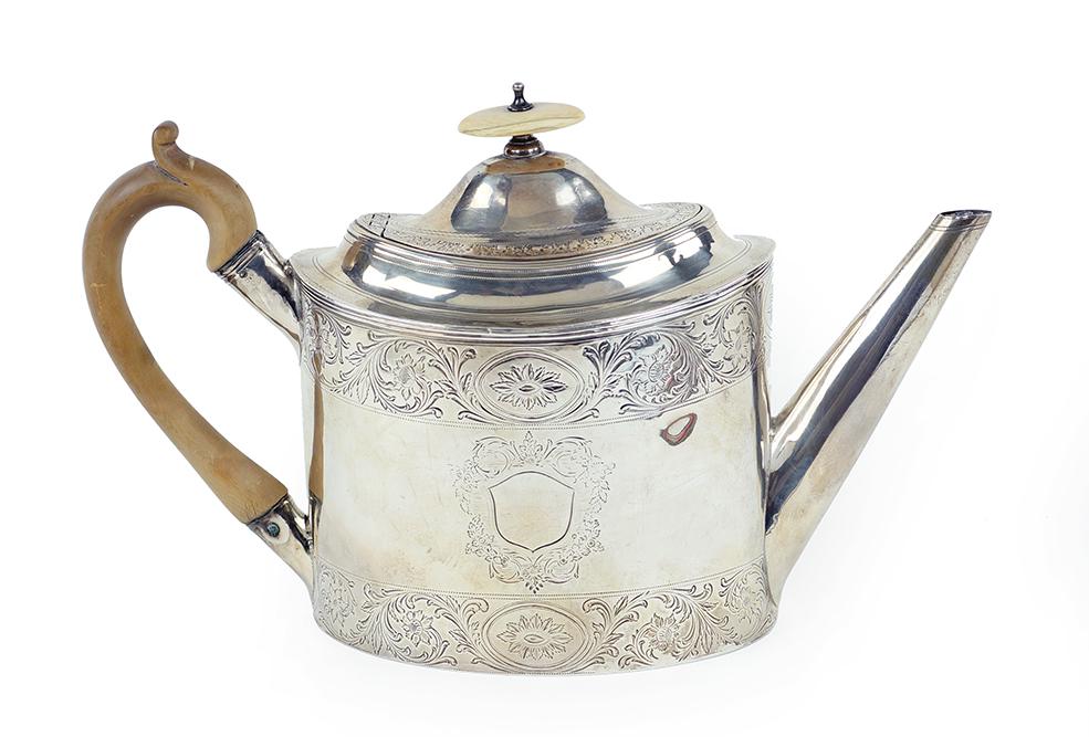 An English George III Silver Teapot. (1 of 7)