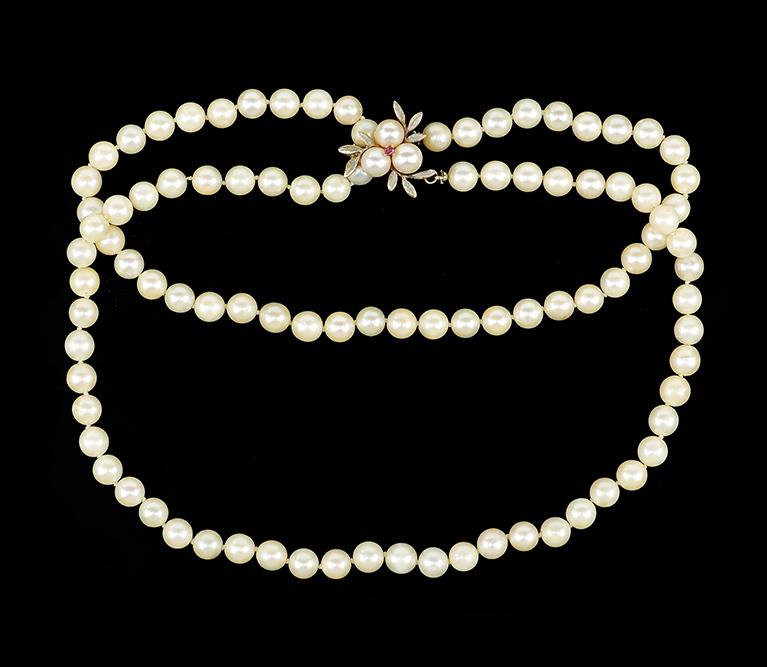 A Cultured Pearl Necklace. (1 of 1)