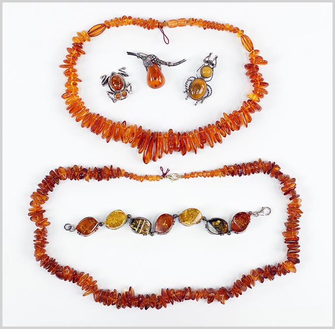 An Amber and Sterling Silver Link Bracelet. (1 of 1)